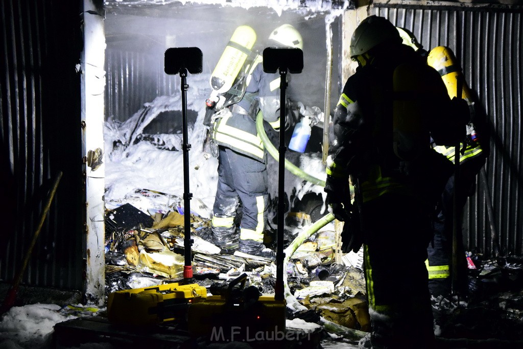 Feuer Hinterhof Garagen Koeln Hoehenberg Olpenerstr P126.JPG - Miklos Laubert